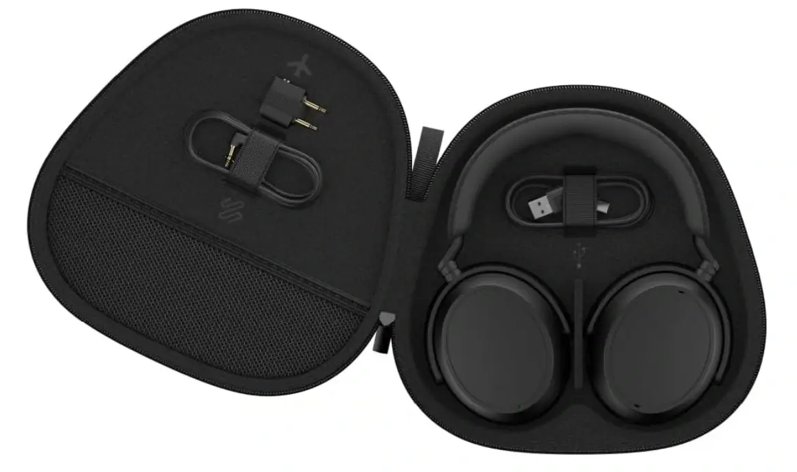 Sennheiser MOMENTUM 4 plegados dentro de su estuche