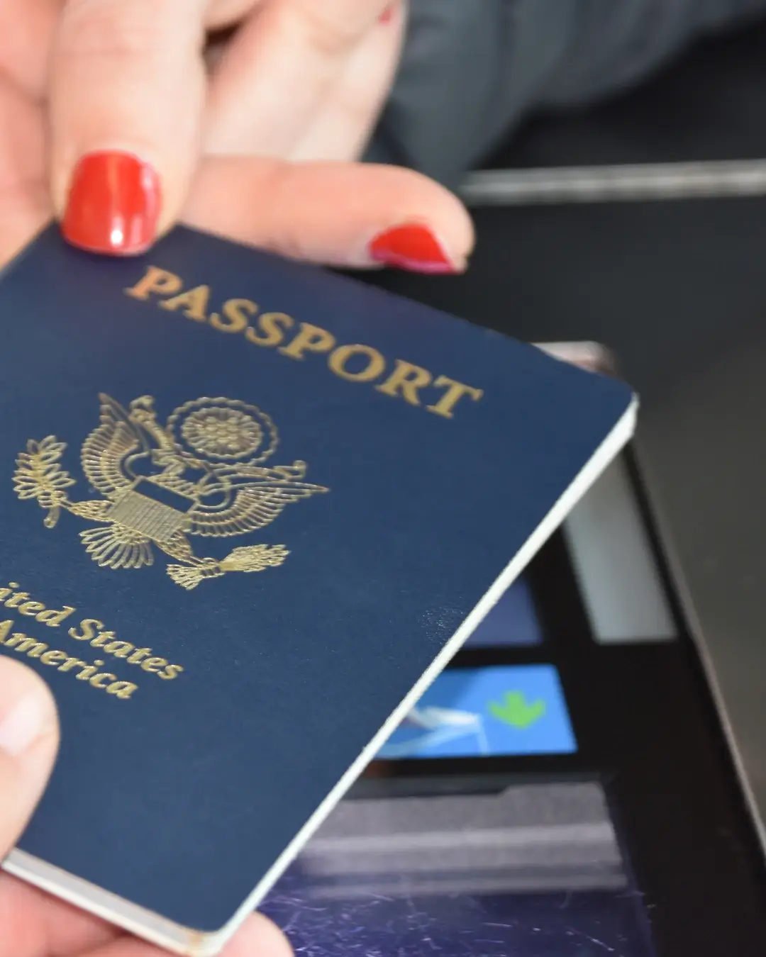 Pasaporte de Estados Unidos en un control de pasaportes del aeropuerto, relacionado con EES y ETIAS para viajar a España y Europa