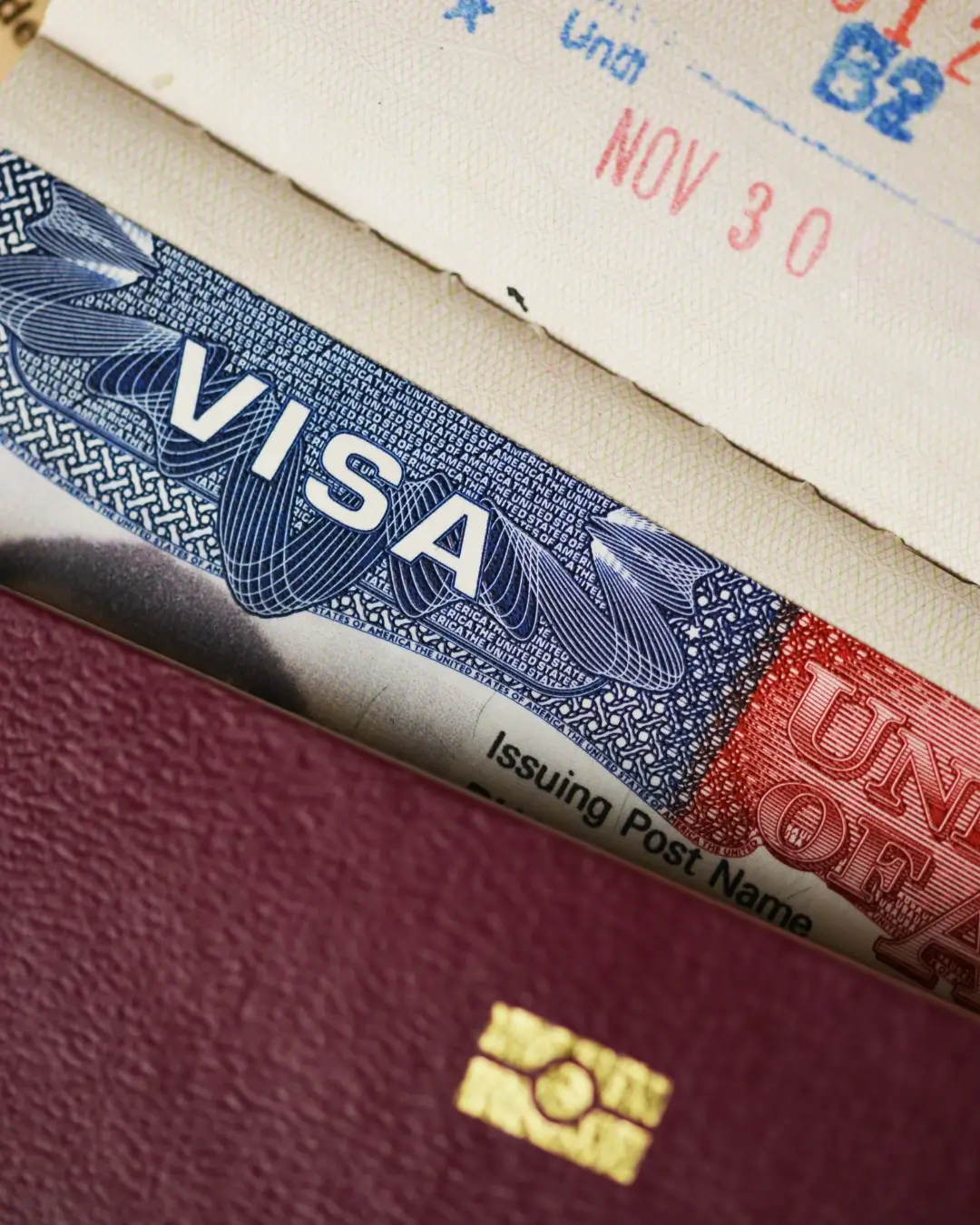 Pasaporte con visado y sello de entrada, ilustración sobre EES y ETIAS para viajar a España y Europa en 2026