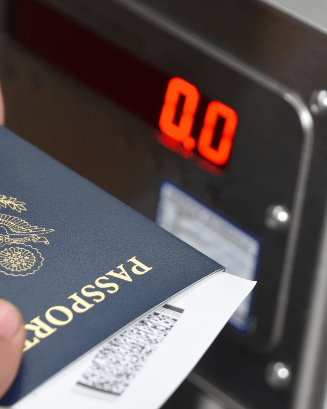 Pasaporte y tarjeta de embarque en el aeropuerto, antes del control de documentación